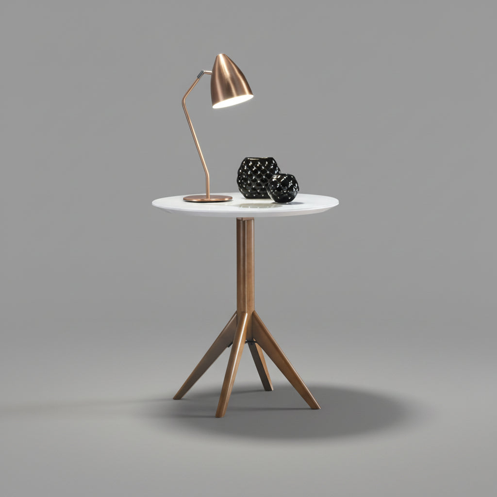 Mesa de apoio com tampo branco, abajur dourado e base de três pernas em madeira