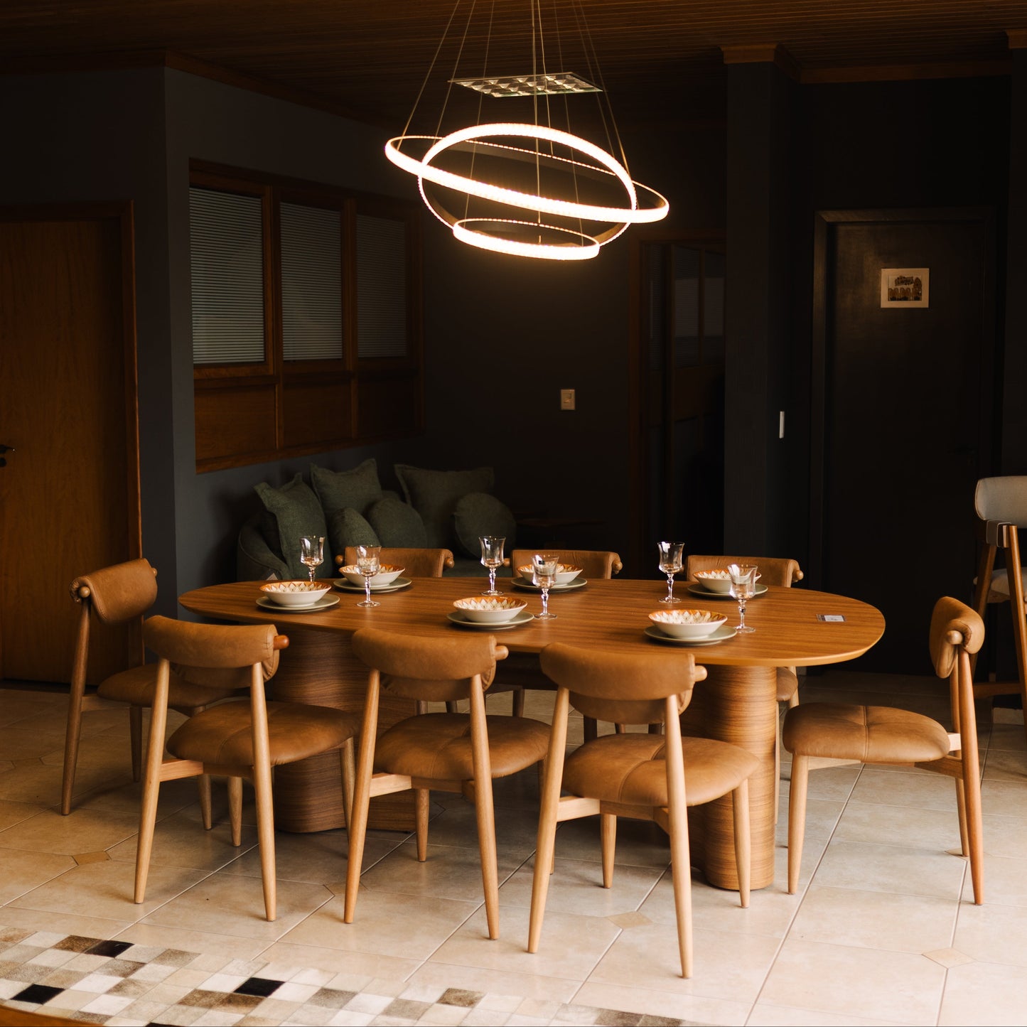 Mesa de jantar com tampo de madeira e base central, formato oval