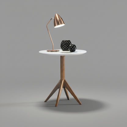Mesa de apoio com tampo branco, abajur dourado e base de três pernas em madeira