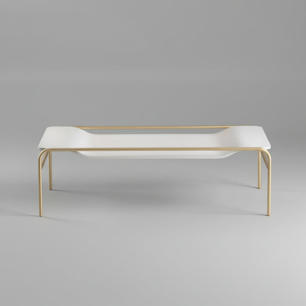Mesa de centro com estrutura dourada e tampo branco retangular com rebaixo