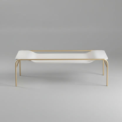 Mesa de centro com estrutura dourada e tampo branco retangular com rebaixo