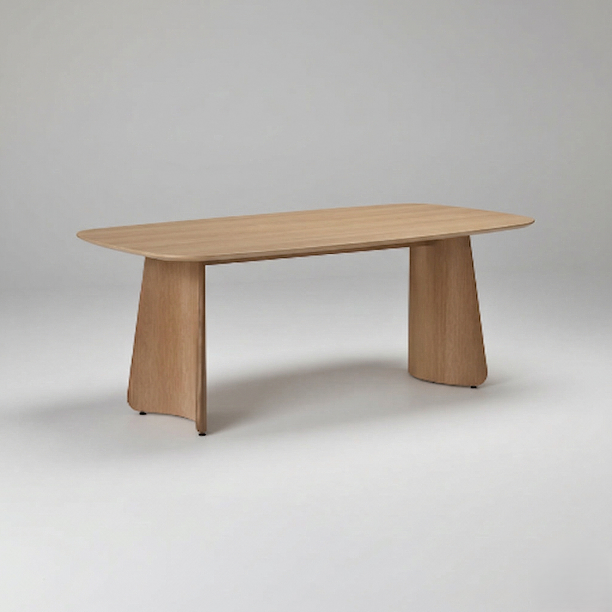 Mesa de jantar Michele com tampo melamínico claro e pés no formato barril