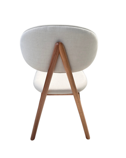 Cadeira com encosto oval estofado em tecido bege e base de madeira natural