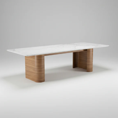 Mesa de jantar com tampo de vidro retangular e base de madeira, acabamento claro.