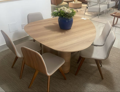 Cadeiras de jantar com assentos claros e estrutura de madeira, conjunto com 4
