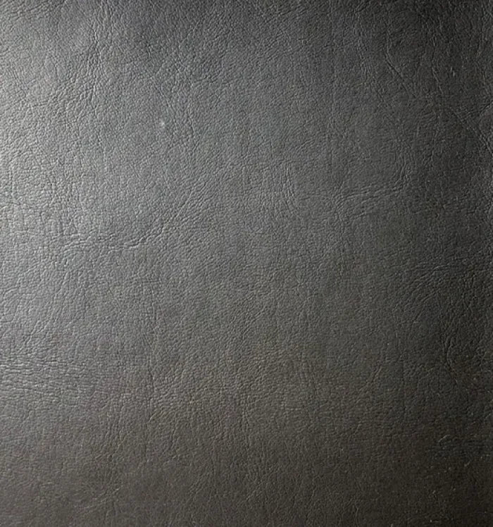 Revestimento escuro com textura tipo couro e acabamento granular