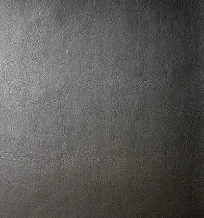 Revestimento escuro com textura tipo couro e acabamento granular