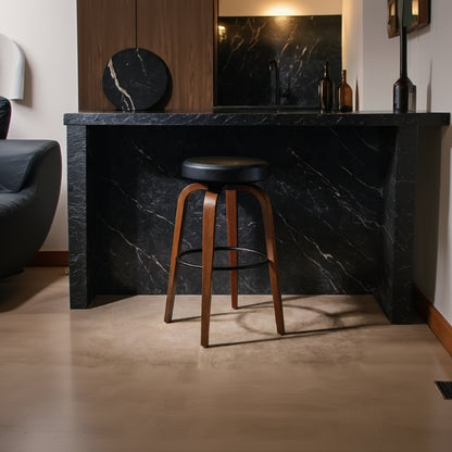 Banqueta com assento redondo escuro e base de madeira com aro metálico preto