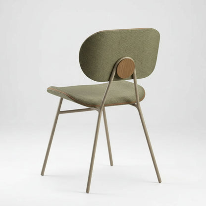 Cadeira de jantar estofada verde, encosto oval com detalhe circular em madeira e pernas claras