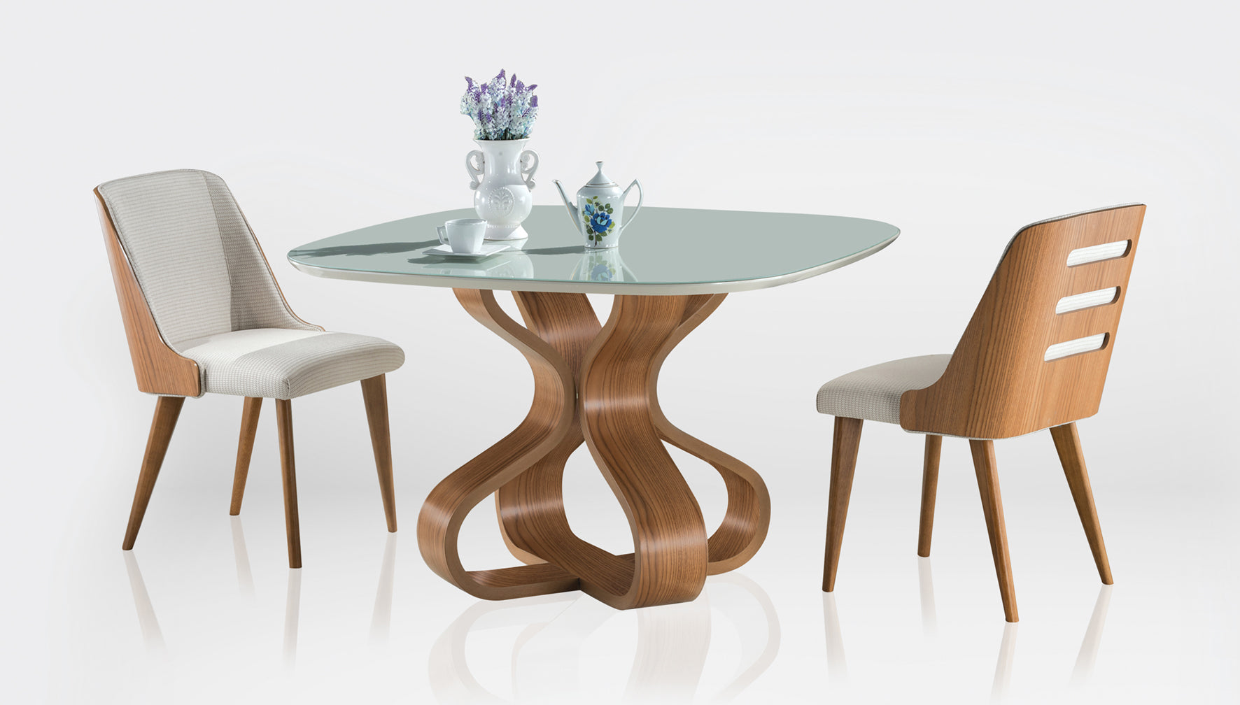 Mesa de jantar com tampo de vidro e base barril em madeira clara, quatro cadeiras