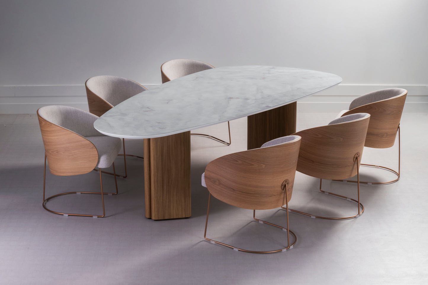 Mesa de jantar com tampo orgânico de vidro claro e base de madeira com cadeiras