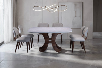 Mesa de jantar redonda com tampo branco e base curvada em madeira escura