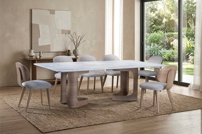 Mesa de jantar com tampo de vidro claro e base de madeira com suporte central