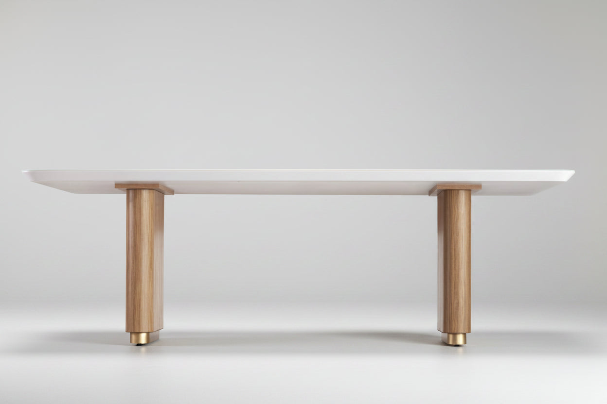 Mesa de jantar com tampo de vidro branco e base de madeira em quatro pés.